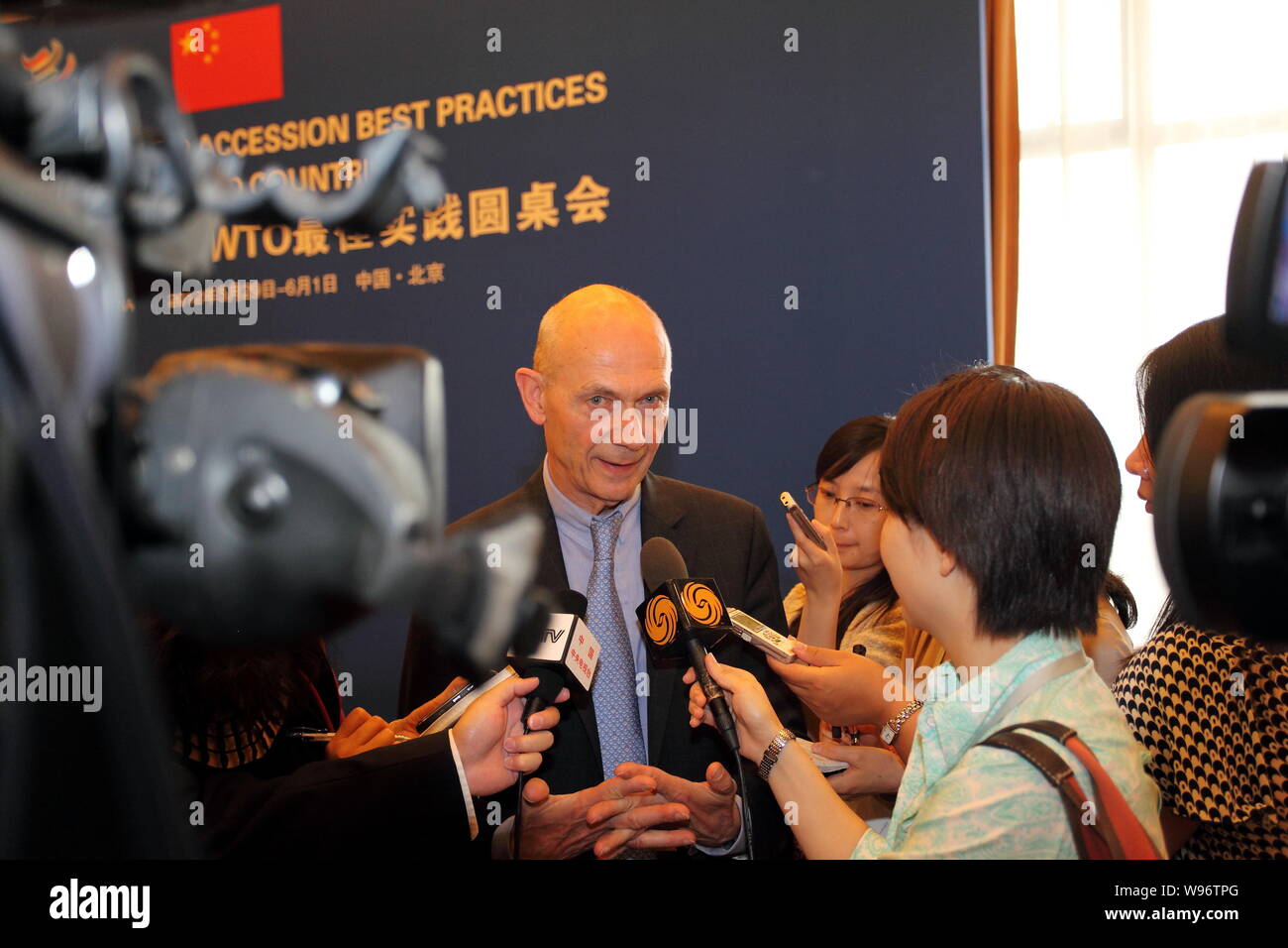 Pascal Lamy, Generaldirektor der Welthandelsorganisation (WTO), während Peking 2012 Runder Tisch über den WTO-Beitritt Best Practices fo interviewt Stockfoto