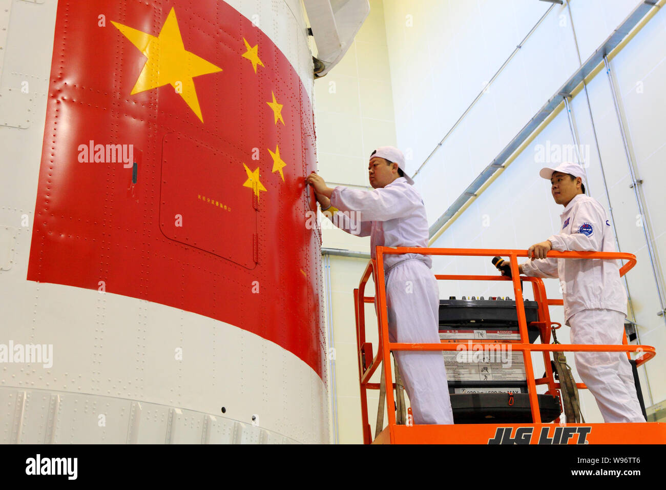 Eine chinesische Luft- und Raumfahrt Ingenieur überprüft die Verkleidung des Shenzhou Shenzhou-9 (IX) Satelliten im Jiuquan Satellite Launch Center in der Nähe von jiuquan Stadt, n Stockfoto
