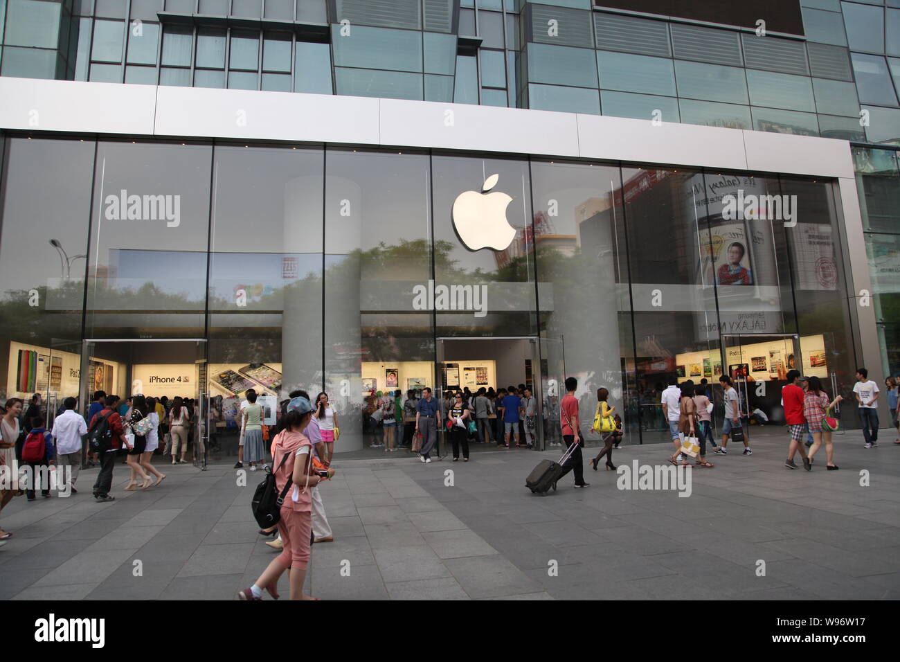 ---- Fußgänger vorbei an einem Apple Store in Peking, China, 6. Mai 2012. Apple Incs enttäuschend China Sales deuten darauf hin, dass die Kunden nicht Stockfoto