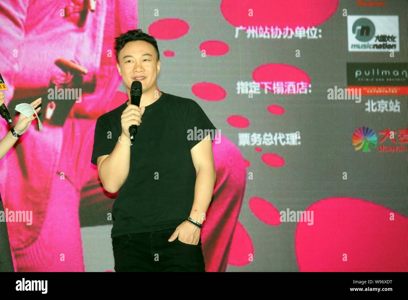 Hong Kong Sänger und Schauspieler Eason Chan spricht bei einer Pressekonferenz für sein Konzert, 2012 fühlen Sie sich frei! Fühlen sie Musik!, in Peking, China, 29. November 2012. Stockfoto