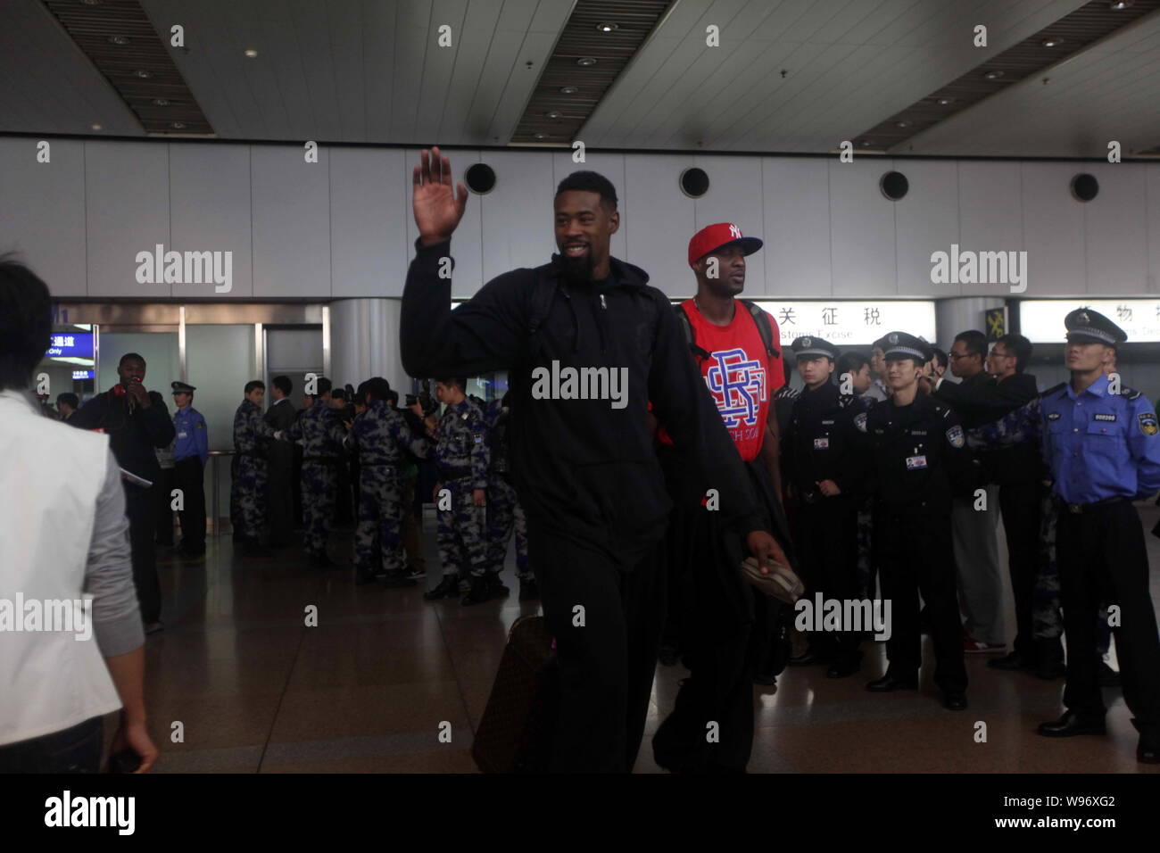 Lamar Odom der Los Angeles Clippers, rechts, Spaziergänge durch die Beijing Capital International Airport nach der Ankunft mit Teamkollegen, die Tannen zu beginnen. Stockfoto