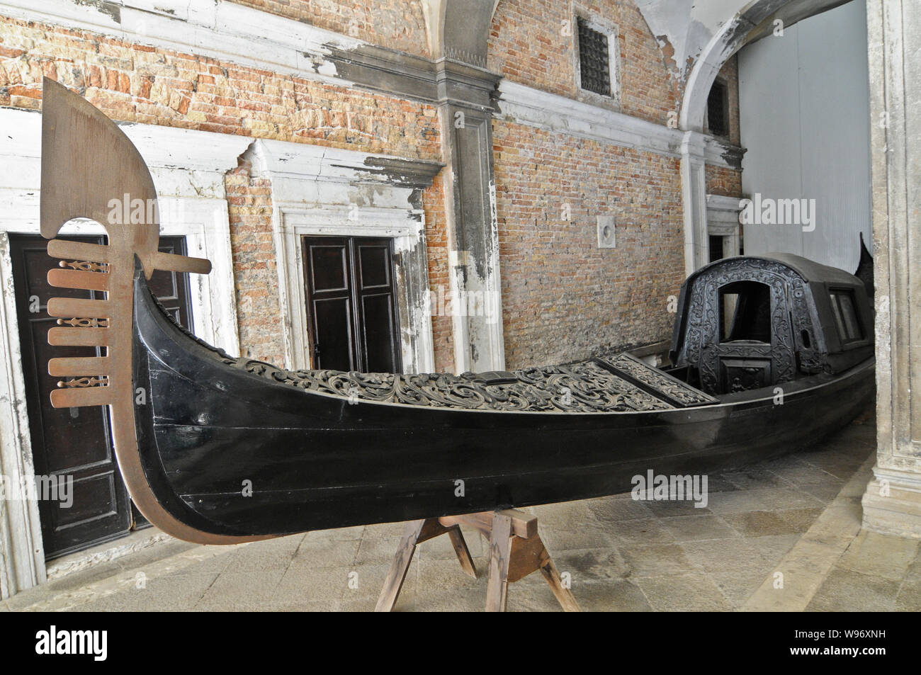 Alte Gondel. Doge's Palace, Venedig, Italien Stockfoto