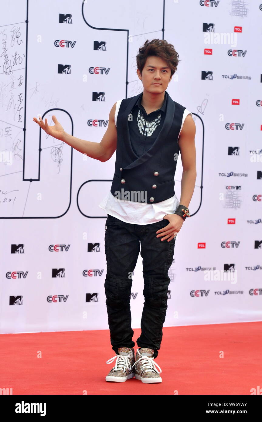 Taiwanesische Sängerin Kenji Wu stellt auf der Bühne, als er für die 11 CCTV-MTV Music Awards Gala in Peking, China, 21. August 2012 ankommt. Stockfoto