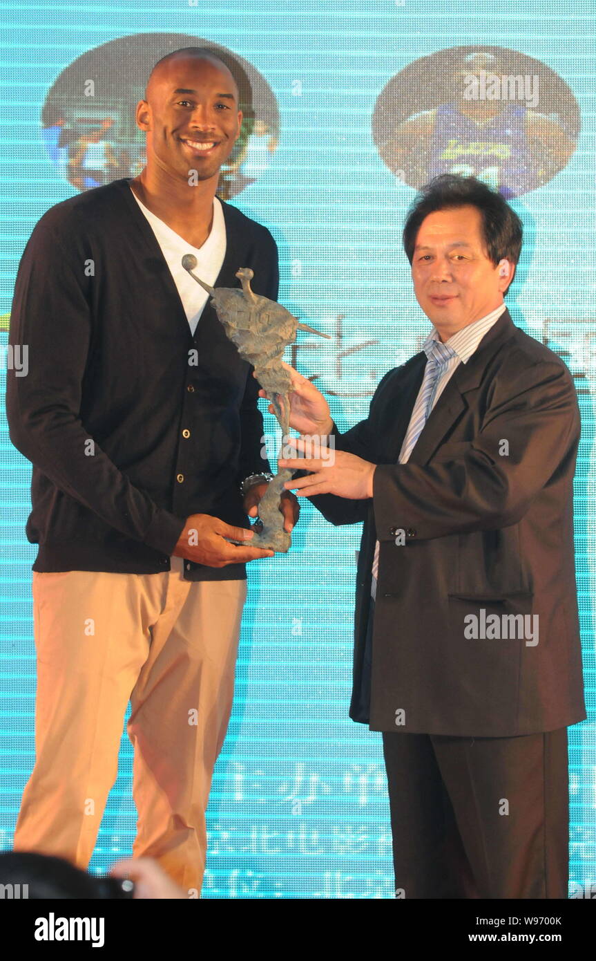 NBA Superstar Kobe Byrant, Links, erhält ein Geschenk von einem Gast während einer Nächstenliebe Bankett der Kobe Bryant China Fonds in Shanghai, China, 14. August 201 Stockfoto