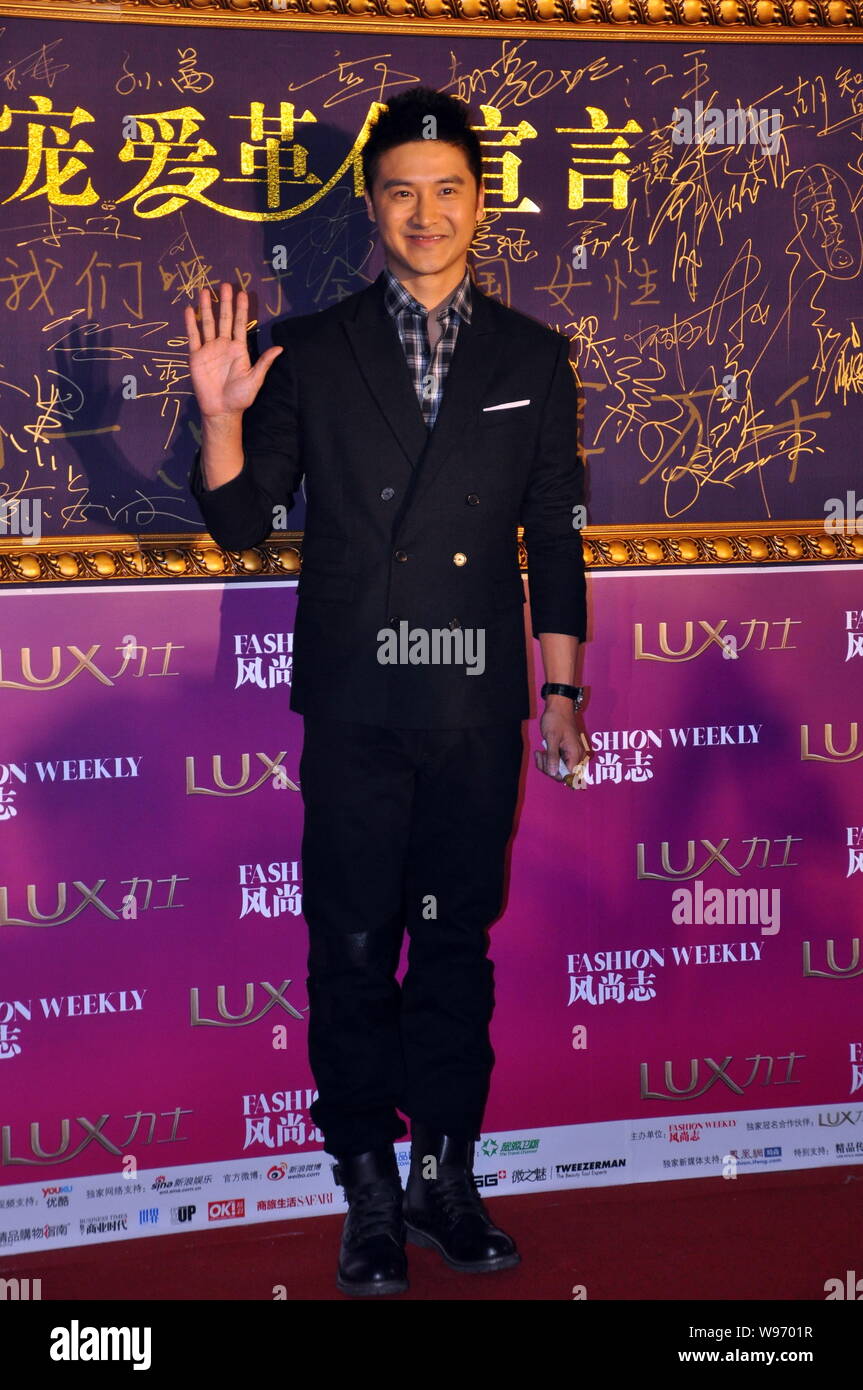 Ehemaligen Chinesischen Olympischen Gymnastik Meister Tian Liang Posen auf dem roten Teppich bei der Art und Weise der Preisverleihung durch die Mode wöchentlich in Beijin Stockfoto