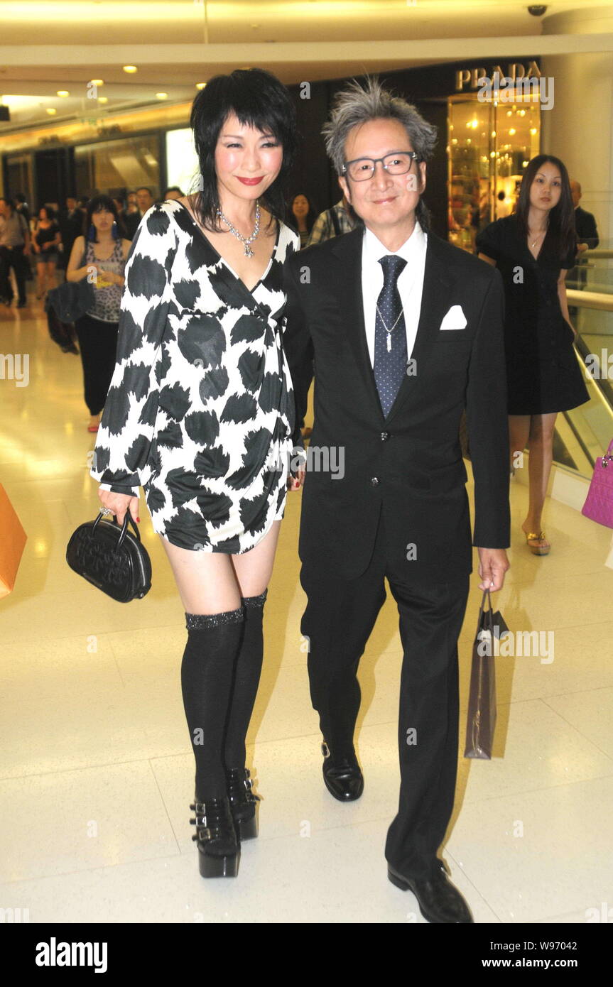 Hong Kong Schauspielerin ihr Tong und ihr Ehemann Eigentümer von Silber Schmuck Marke Chrome Hearts Louis Tan nehmen an der Louis Vuitton Maison Eröffnungsfeier in S Stockfoto