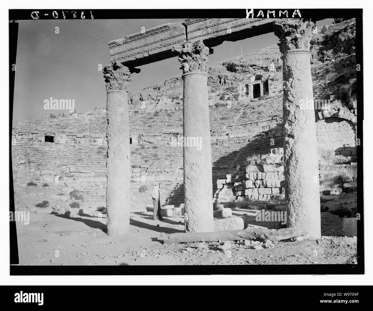 Amman, Theater durch einen Teil der Kolonnade Stockfoto