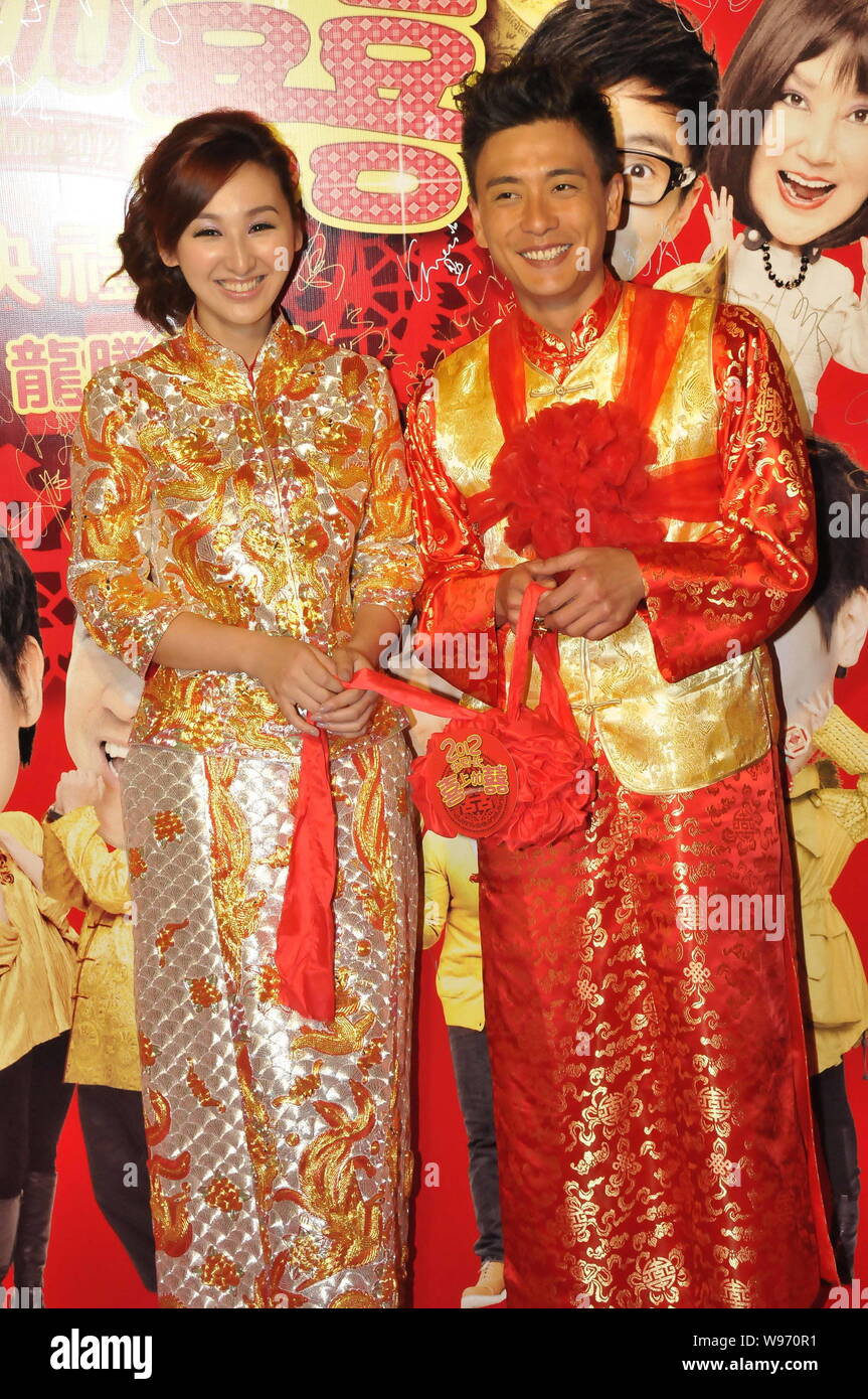 Hong Kong Schauspielerin Samantha Ko und Schauspieler Bosco Wong stellen während der Zeremonie eine Premiere für den neuen Film, ich liebe Hongkong 2012, in Hongkong, China, 20 J Stockfoto
