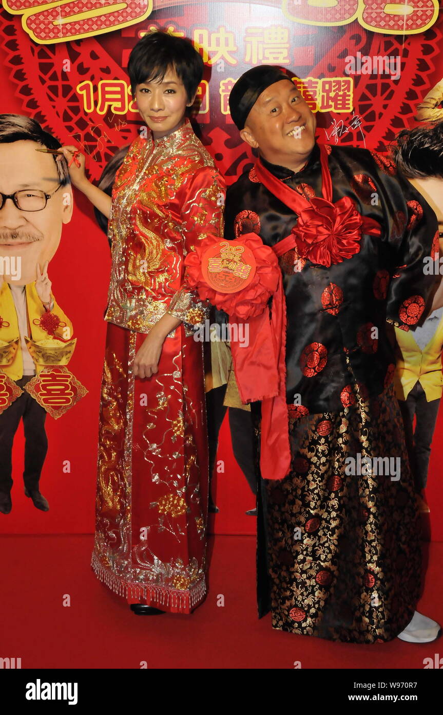 Hong Kong Schauspieler Eric Tsang und Schauspielerin Teresa Mo Pose während einer Premiere Zeremonie für den neuen Film, ich liebe Hongkong 2012, in Hongkong, China, 20 Jan Stockfoto