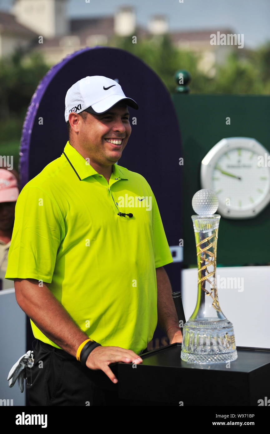 Der ehemalige Brasilianische Fußball-Superstar Ronaldo wirft mit der Champion Trophy während der Mission Hills World Celebrity Pro-Am-Turnier 2012 in Haiko Stockfoto