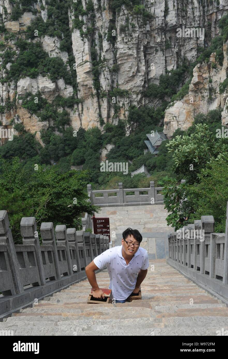Chinesische beinlose Mann chen Zhou klettert mit seinen Händen die Junji Gipfel des Songshan Berg in Dengfeng zu erreichen, zentrale China Provinz Henan, 12. Juli 2. Stockfoto