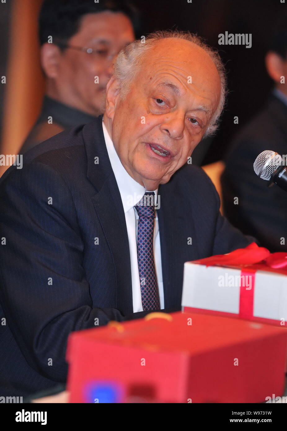 Uns Dirigenten Lorin Maazel spricht während einer Pressekonferenz für das Philharmonia Orchestra in Peking, China, 2. April 2012. Stockfoto