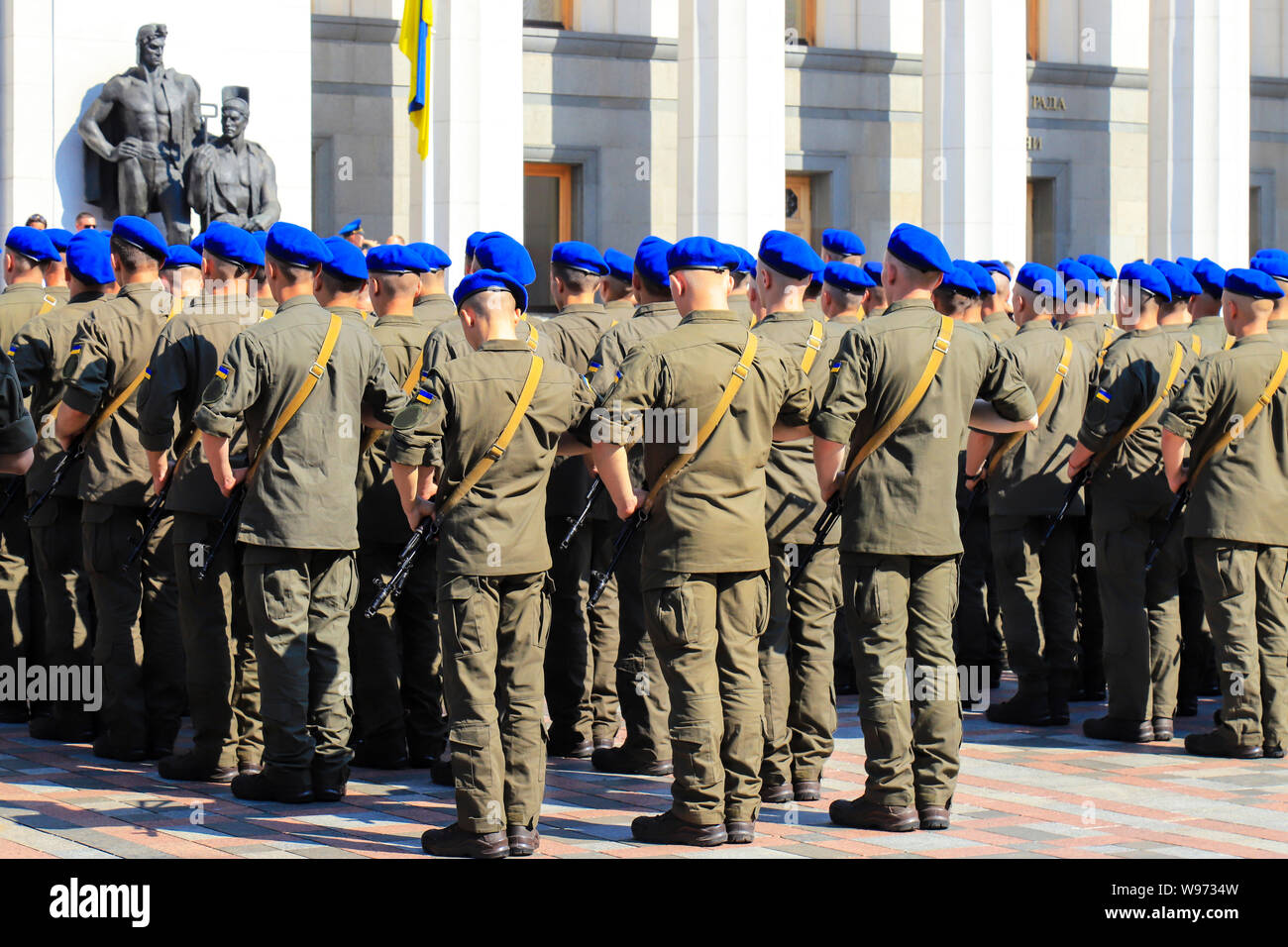 Streitkräfte der Ukraine, National Guard, Kiew. Soldaten der ukrainischen Armee in blaue Barette stehen im militärischen System auf Eid in der Nähe von Ober- Ra Stockfoto