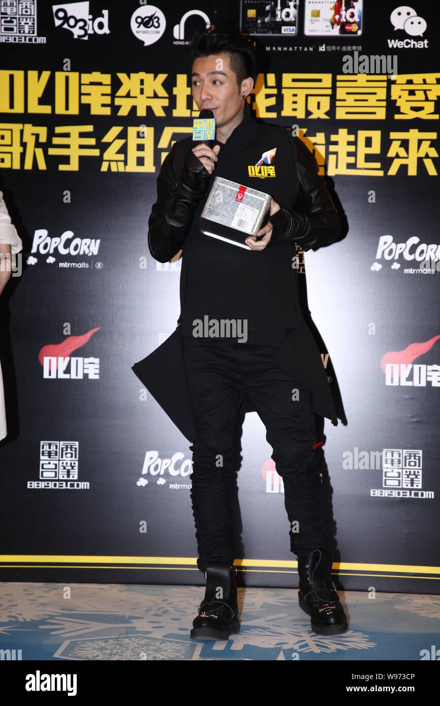 Hong Kong Sänger Chau Pak Ho besucht eine Werbeveranstaltung für die ultimative Song Chart Top 5 Sänger in Hongkong, China, 3. Dezember 2012. Stockfoto