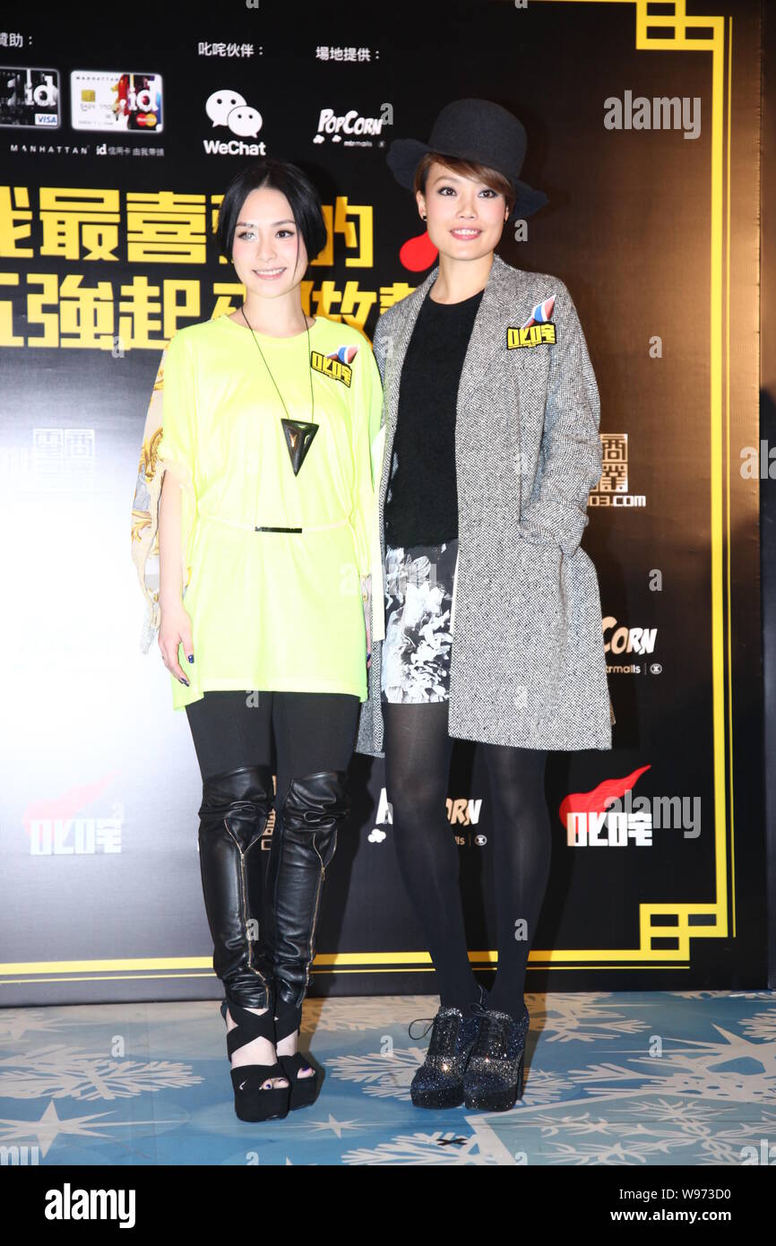 Hong Kong Sänger Joey Yung, rechts, und Gillian Chung an einer Werbeveranstaltung für die ultimative Song Chart Top 5 Sänger in Hongkong, China, 3. Dezember Stockfoto