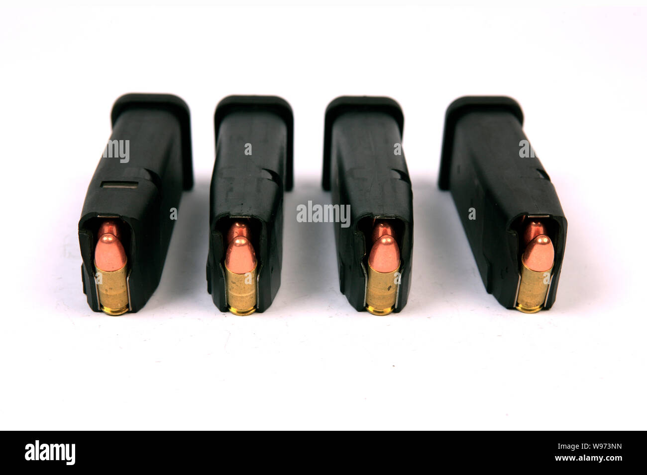 Vier Clips von 9 mm Munition für eine GLOCK Pistole, mit jeweils 15 Runden Stockfoto