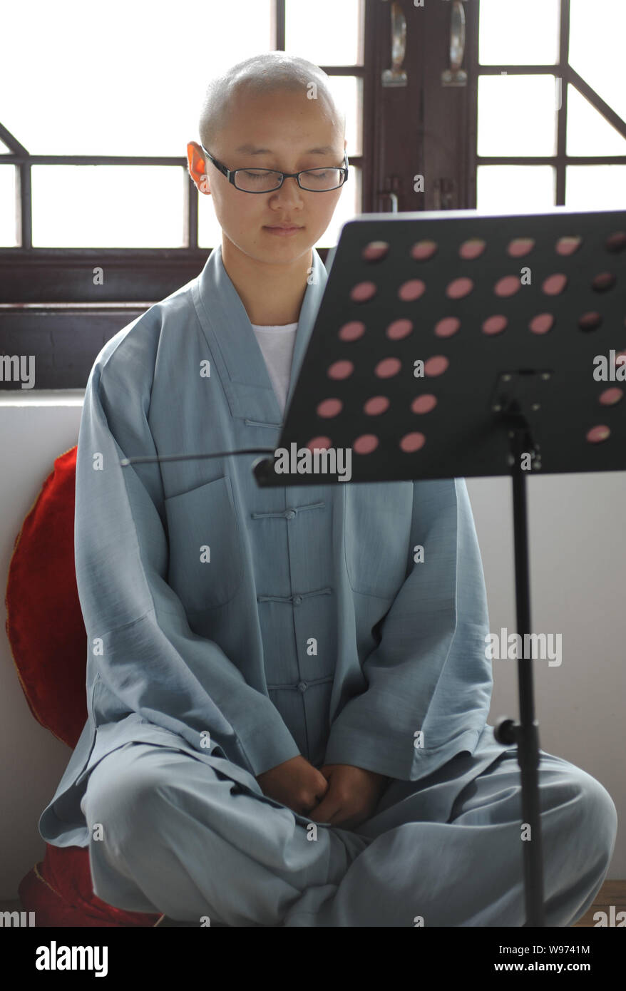 Eine Chinesische buddhistische Nonne von Guangxuan Kunst Truppe sitzt in Meditation während einer Trainingseinheit bei Tiantai Tempel auf Berg Tiantai HongAn County, Hu Stockfoto