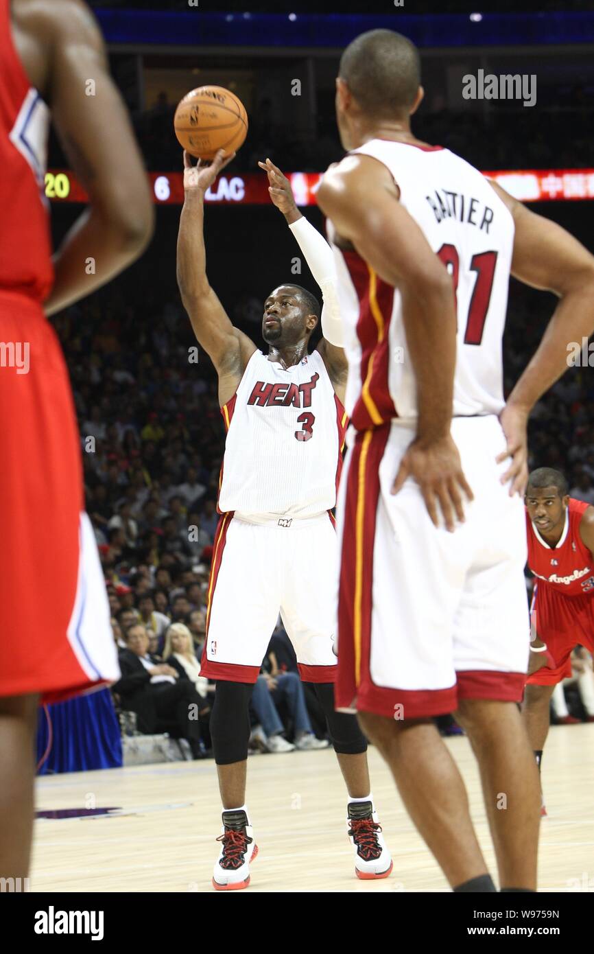 Dwyane Wade von Miami Heat, Mitte, spielt einen Elfmeter gegen die Los Angeles Clippers im zweiten Spiel des NBA China Spiele in Shang Stockfoto