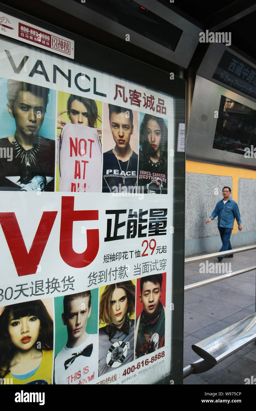 Eine Reklametafel von vancl ist an einem Busbahnhof in Shanghai, China, 27. April 2012 gesehen. Eine chinesische Online Fashion Retailer wird für Innen auf geprüft. Stockfoto