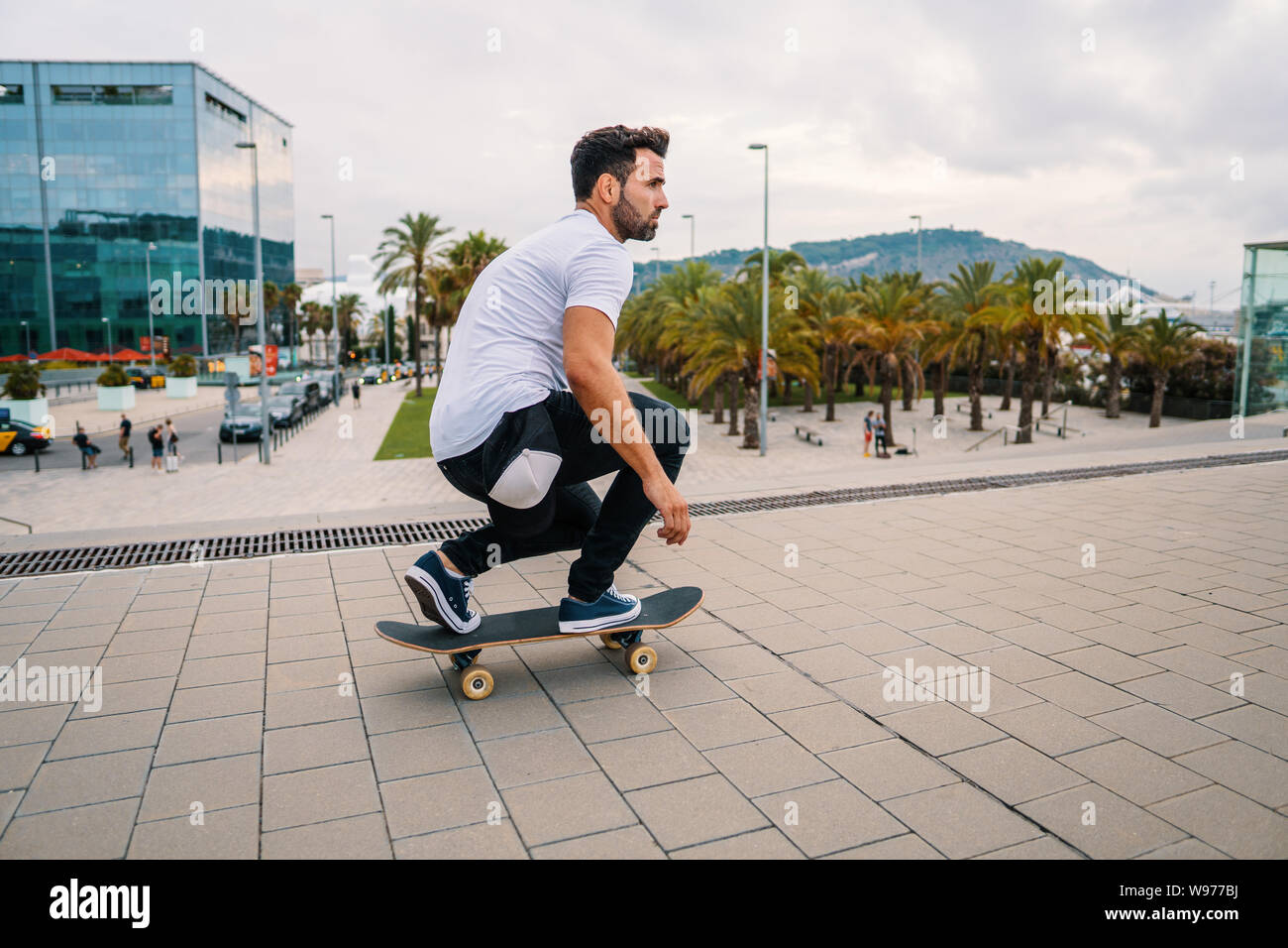 Skateboarder Rides ein Skateboard in der modernen Stadt Terrasse. Stockfoto