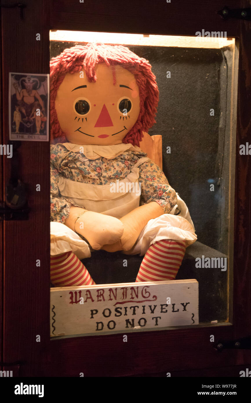 Die Echten Annabelle Puppe, die in der Warren okkulten Museum in Monroe  Connecticut befindet. Dies ist die Puppe, die alle 3 Annabelle Filme auf  basieren Stockfotografie - Alamy