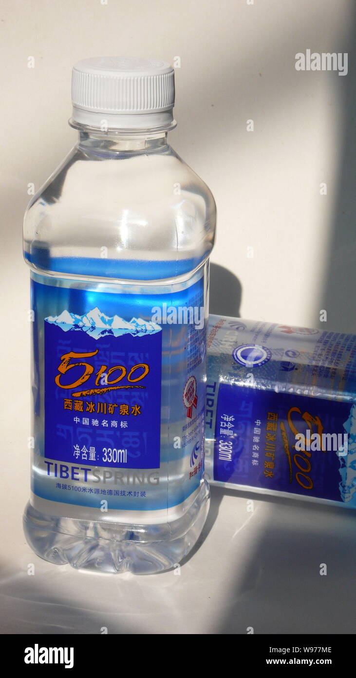 ------ Flaschen Tibet 5100 Mineralwasser sind dargestellt in Shanghai, China, 19. September 2011. Sauberes Wasser und China sind nicht wahrscheinlich ein Pairing in Mo Stockfoto