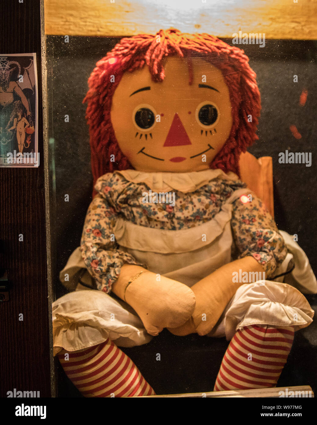 Die Echten Annabelle Puppe, die in der Warren okkulten Museum in Monroe  Connecticut befindet. Dies ist die Puppe, die alle 3 Annabelle Filme auf  basieren Stockfotografie - Alamy