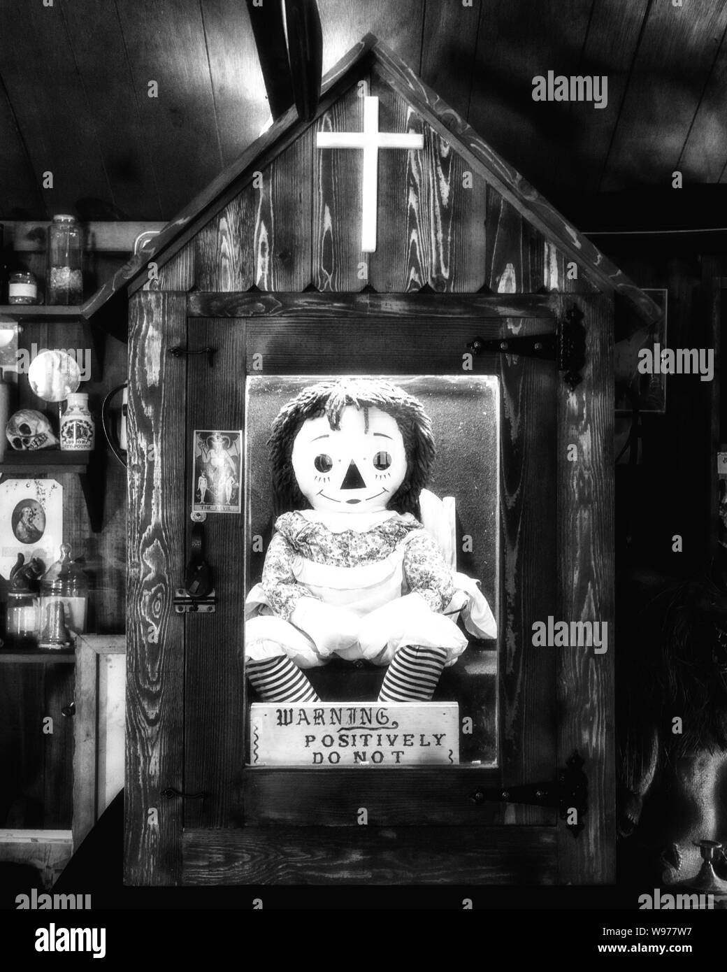 Die Echten Annabelle Puppe, die in der Warren okkulten Museum in Monroe  Connecticut befindet. Dies ist die Puppe, die alle 3 Annabelle Filme auf  basieren Stockfotografie - Alamy