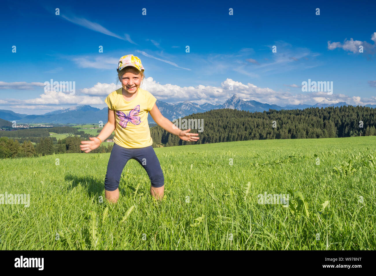Deutschland, Bayern, Allgäu, Happy girl Jubel in den Feldern Stockfoto