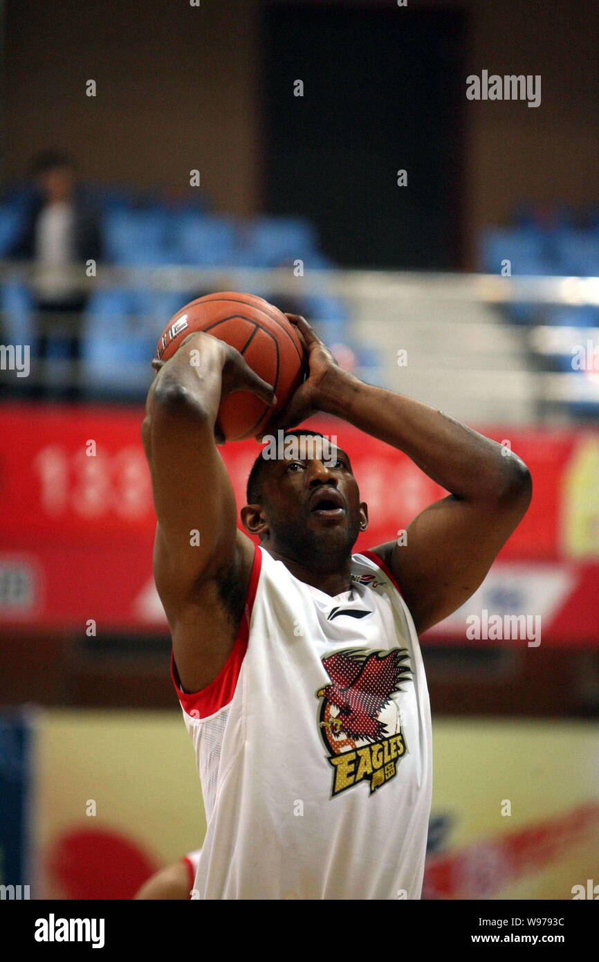 K. Mbenga der Qingdao Adler spielt einen Elfmeter gegen die amerikanische All-Stars während einer freundlich Basketball Match in Dongying Stadt, Ostchina Stockfoto
