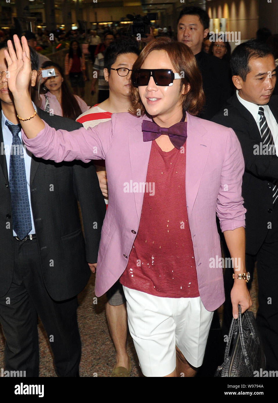 Koreanische Sänger und Schauspieler Jang Keun Suk Wellen zu Ventilatoren nach am Taiwan Taoyuan International Airport in Taipei, Taiwan, 30. August 2012 Stockfoto