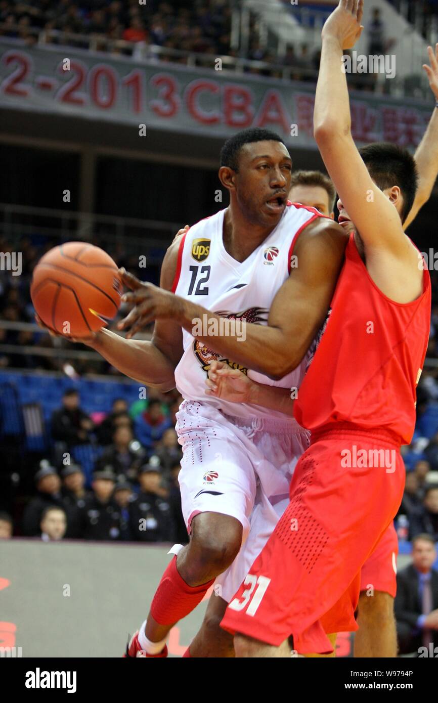 K. Mbenga der Qingdao Adler, links, Herausforderungen Ren Junwei der Foshan lange Lions in ihrer zweiten Runde während der CBA-Saison 2012/2013 Stockfoto