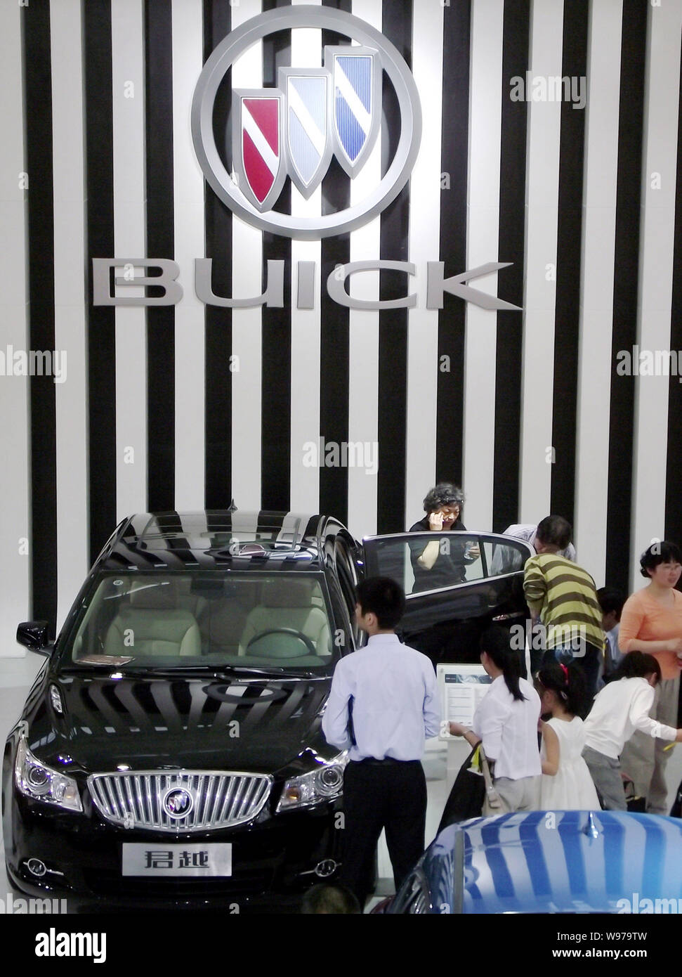 ---- Besucher Blick an einem Buick LaCrosse von Shanghai GM, ein Joint Venture zwischen der SAIC und General Motors, während ein Auto Show in Hangzhou City, East Stockfoto