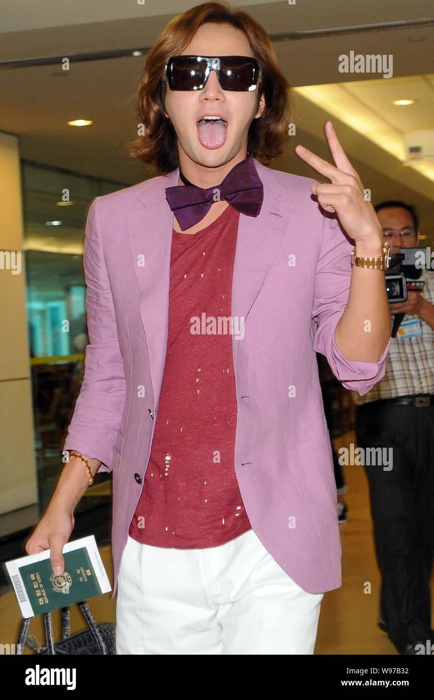 Koreanische Sänger und Schauspieler Jang Keun Suk Gesten nach am Taiwan Taoyuan International Airport in Taipei, Taiwan, 30. August 2012. J Stockfoto