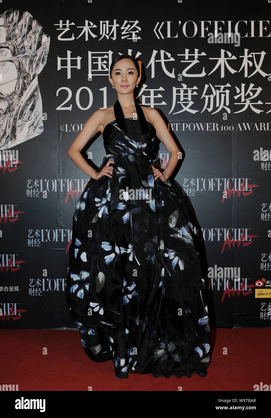 Chinesische Schauspielerin Yang Mi stellt während der Preisverleihung in Peking, China, 5. März 2012. Stockfoto
