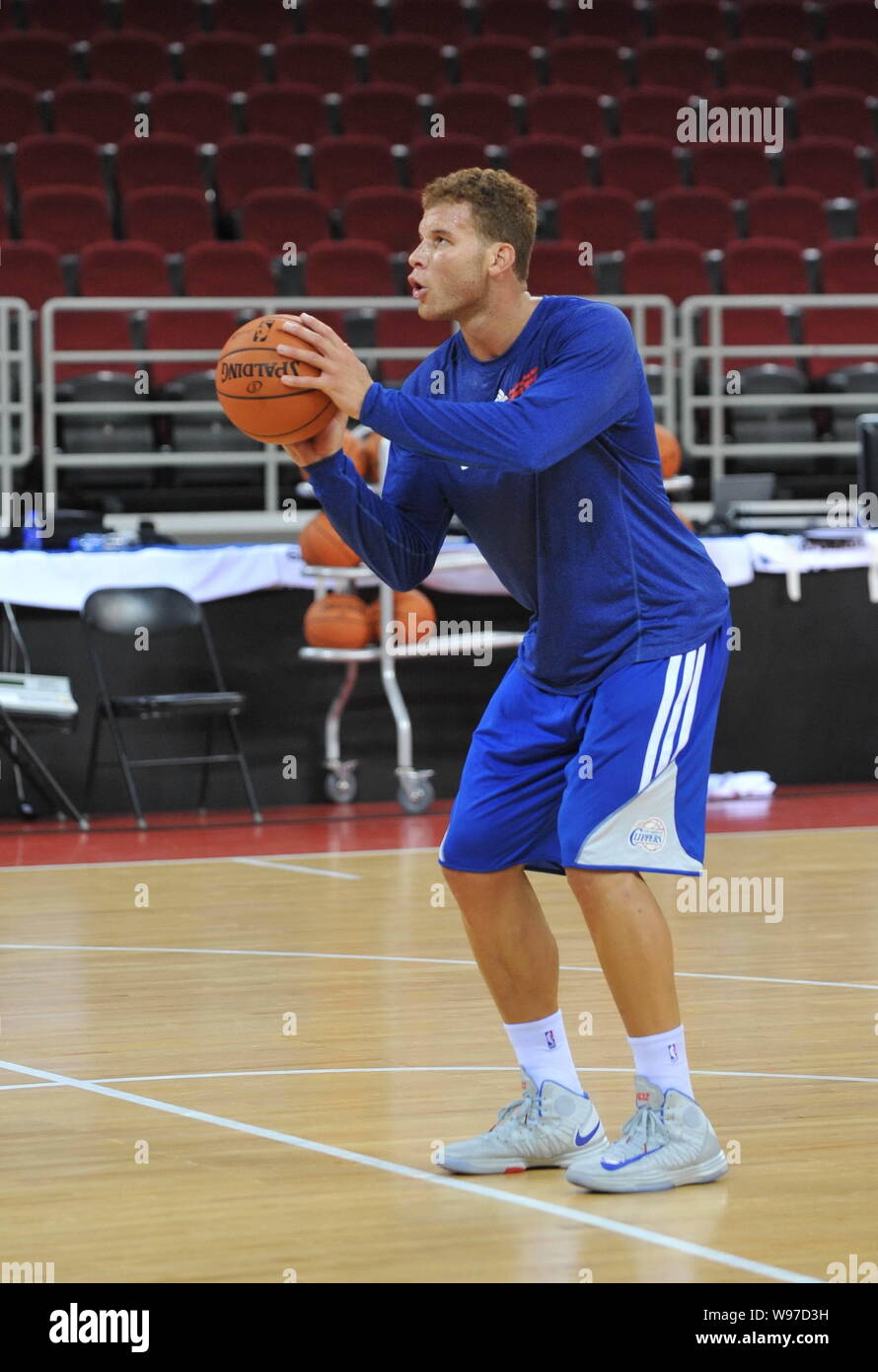 Blake Griffin von den Los Angeles Clippers bereitet sich auf einen Schuß während einer Trainingseinheit in Peking, China, 10. Oktober 2012. Die Miami Heat und die L Stockfoto