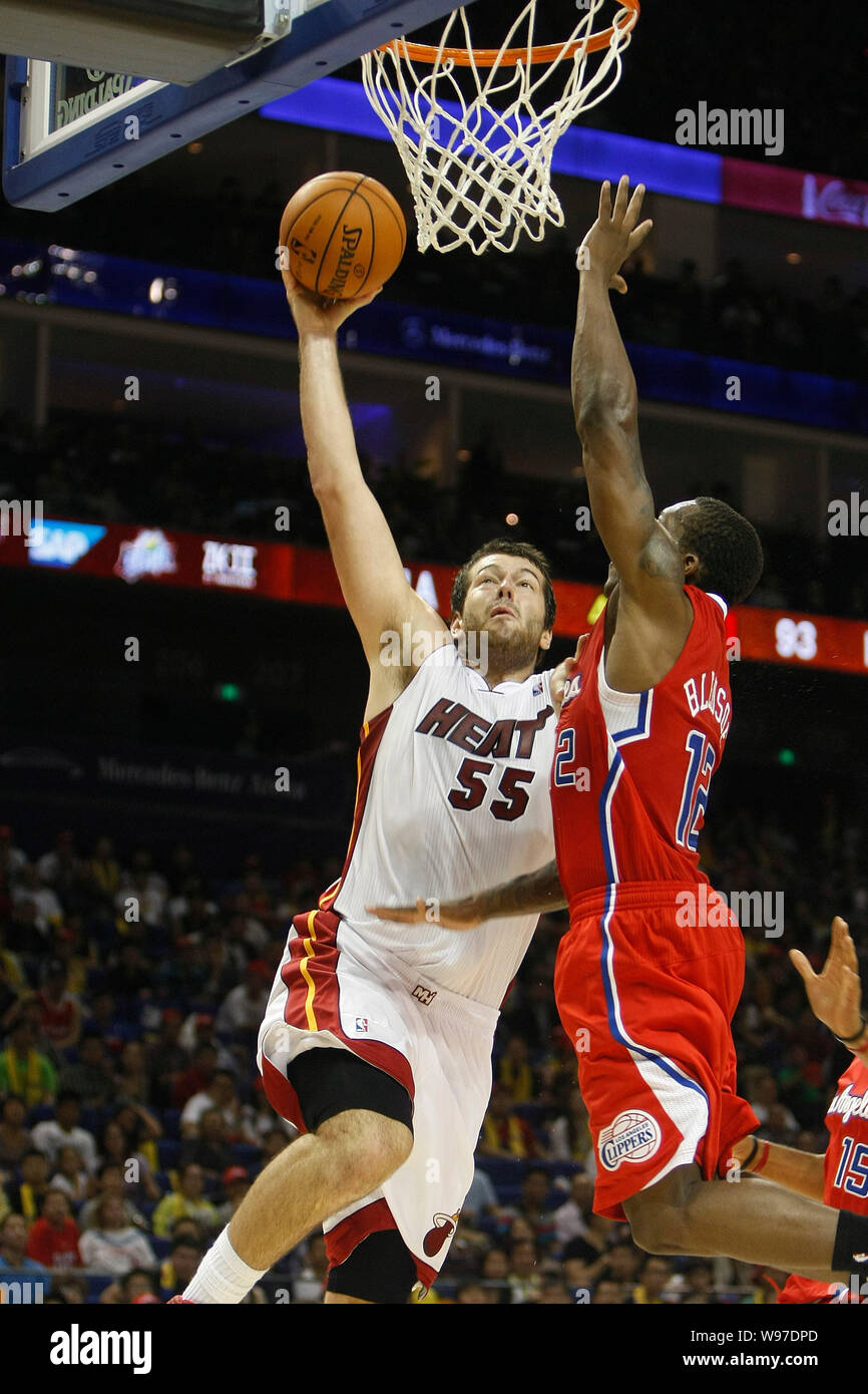 Josh Harrelson der Miami Heat, Links, Herausforderungen Eric Bledsoe der Los Angeles Clippers im zweiten Spiel des NBA China Spiele in Shangh Stockfoto