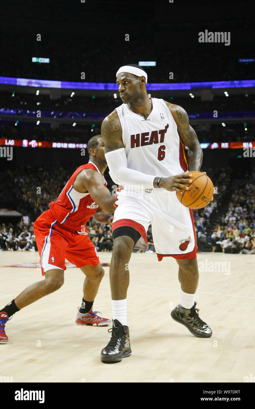 LeBron James der Miami Heat, rechts, Herausforderungen Chris Paul von den Los Angeles Clippers im zweiten Spiel des NBA Spiele in Shanghai, China Stockfoto