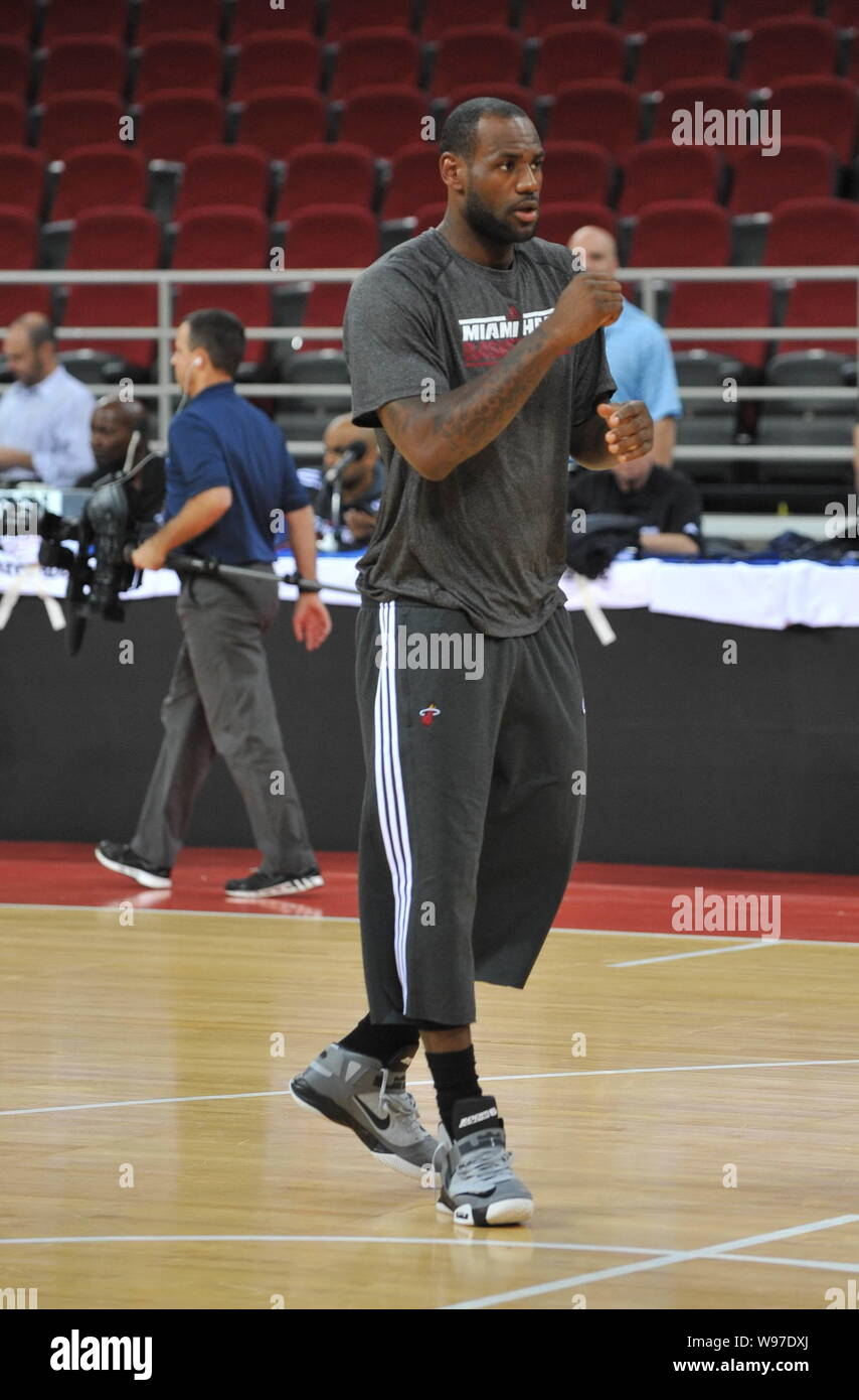 LeBron James der Miami Heat wird dargestellt, während einer Schulung in Peking, China, 10. Oktober 2012. Die Miami Heat und die Los Angeles Clippers Stockfoto
