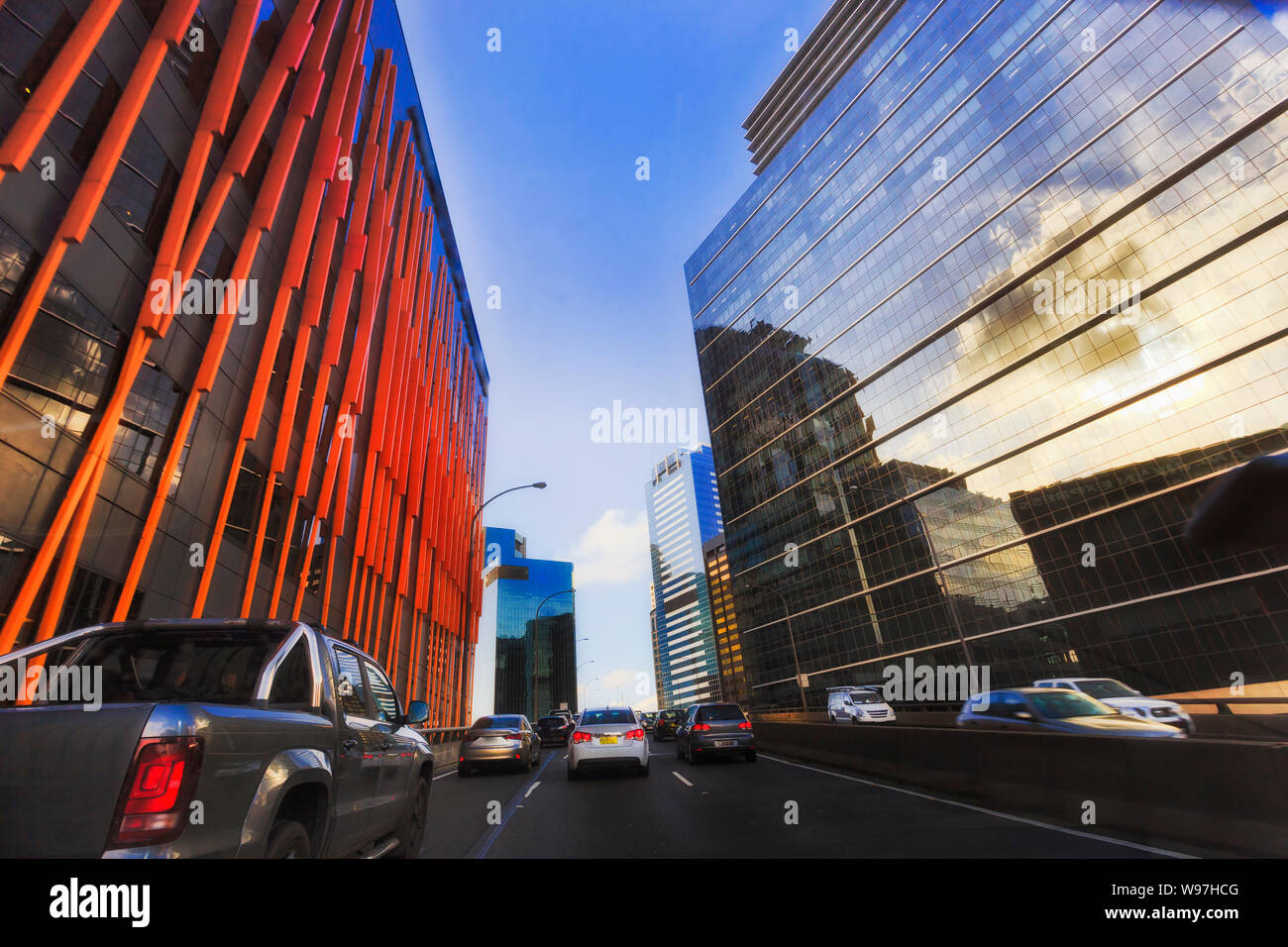 Sydney Western Distributor Autobahn auf die Sydney Harbour Bridge zwischen reflektierenden Spiegeln Hochhaus Business Towers in üblichen Arbeit Tag Stockfoto