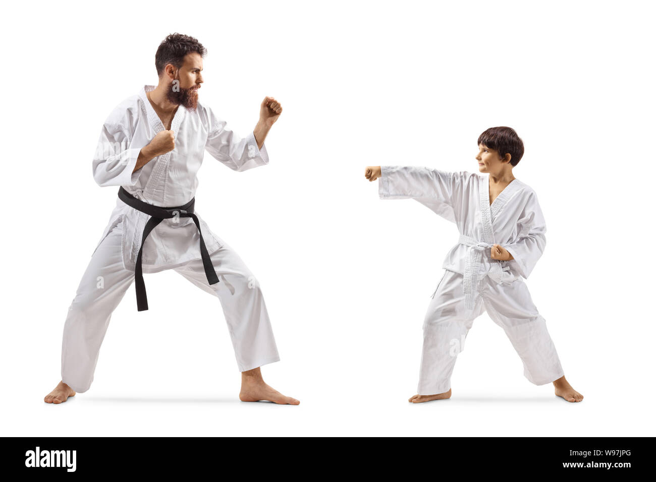 Volle Länge Profil Schuß eines Karate Instructor Training mit einem Jungen auf weißem Hintergrund Stockfoto
