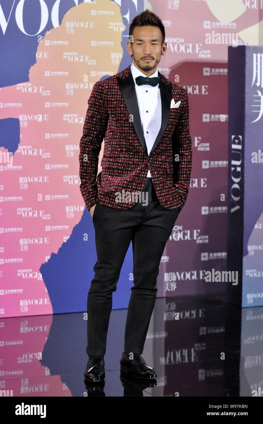 Japanische Football Star Nakata Hidetoshi wirft, wie er für eine Gala der 120. Jahrestag der Zeitschrift Vogue in Peking, China zu feiern ankommt, 30 Octo Stockfoto