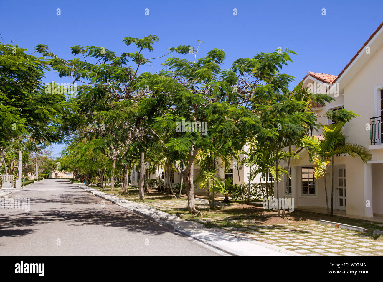 Ally ruhig in einem Wohnviertel in der touristischen Destination von Punta Cana, Dominikanische Republik Stockfoto