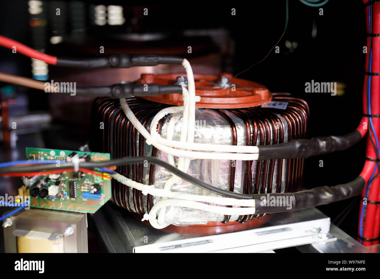 Netzteil für industrielle Anlagen. Selektive konzentrieren. Stockfoto