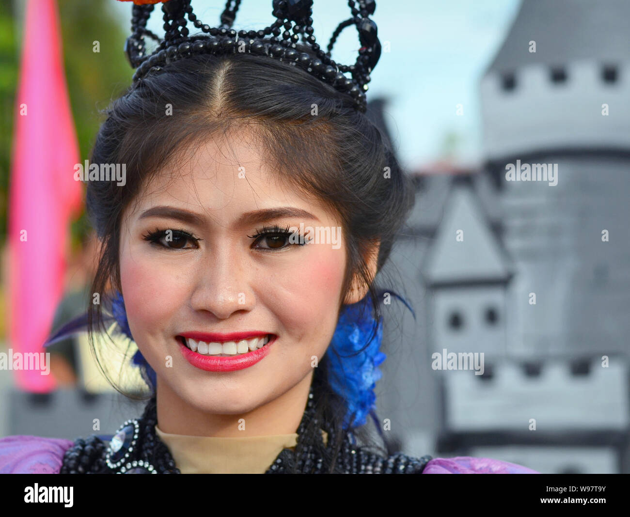 Kostümierte hübsche Thai Girl Teil im historischen Zentrum des Dorfes Lanna street parade und Lächeln für die Kamera nimmt. Stockfoto