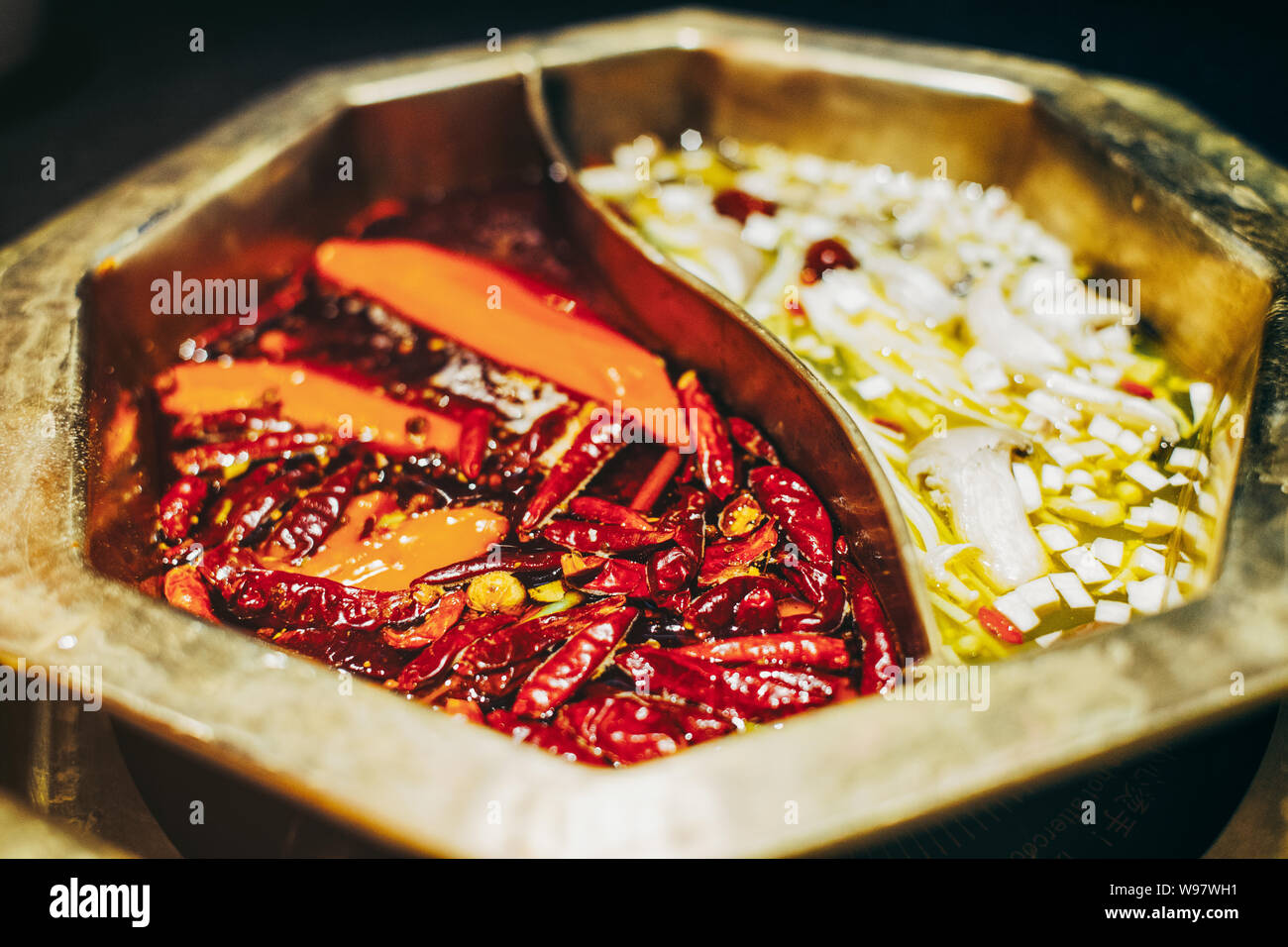 Chinesische hot pot, mit Mala würzige Suppe. China Sichuan essen ein gemeinsames Abendessen in kochende Suppe Stockfotografie