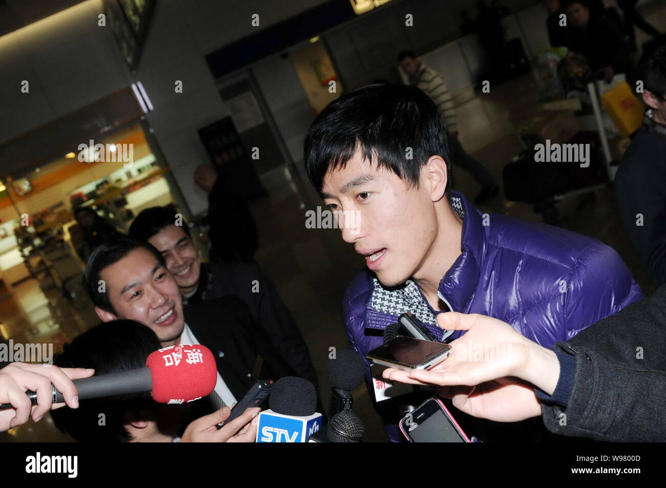 Chinesischen star Hürdenspringer Liu Xiang ist nach am internationalen Flughafen Pudong in Shanghai, China, 15. Februar 2011 anreisen, interviewt. Ehemalige 110 m h Stockfoto