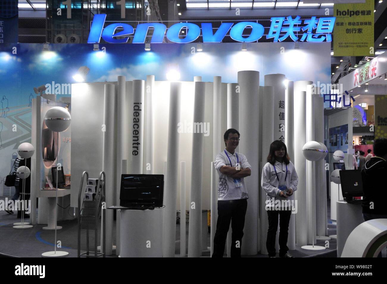 ------ Chinesische Mitarbeiter sind auf dem Stand von Lenovo während einer Messe in Shenzhen City, South China Guangdong Provinz, 17. November 2010 gesehen. Ja Stockfoto