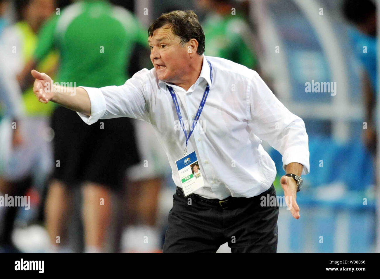 Head Coach Jose Antonio Camacho von China gibt Anweisungen an seine Spieler gegen Spieler des Irak in einem FIFA WM 2014 Qualifier match Stockfoto