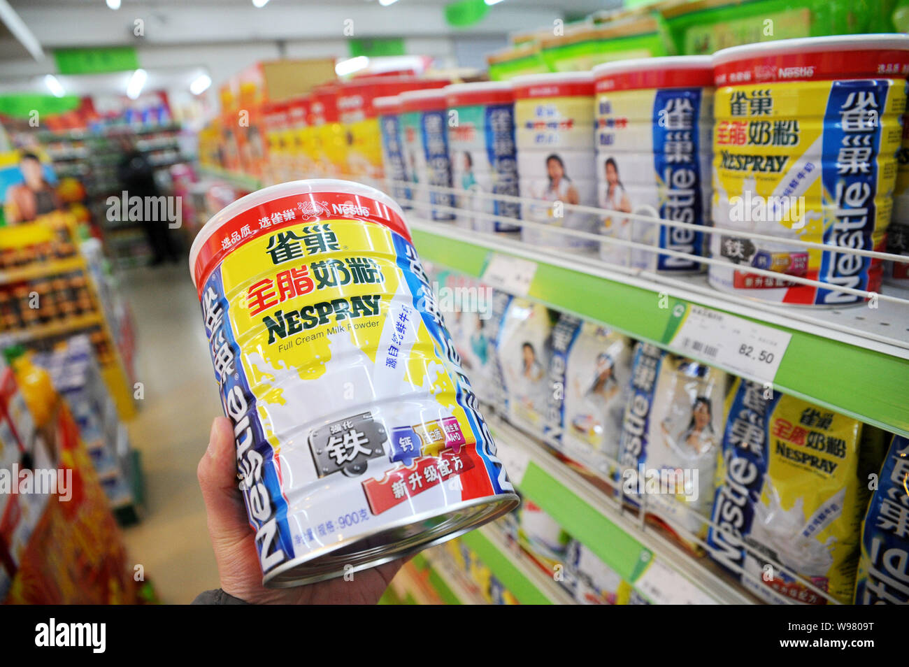 ---- Ein Käufer kauft Nestle Milchpulver in einem Supermarkt in Shanghai, China, 18. Februar 2011. Nestle S.A. sagte Montag (18 April 2011) Es hat erf Stockfoto